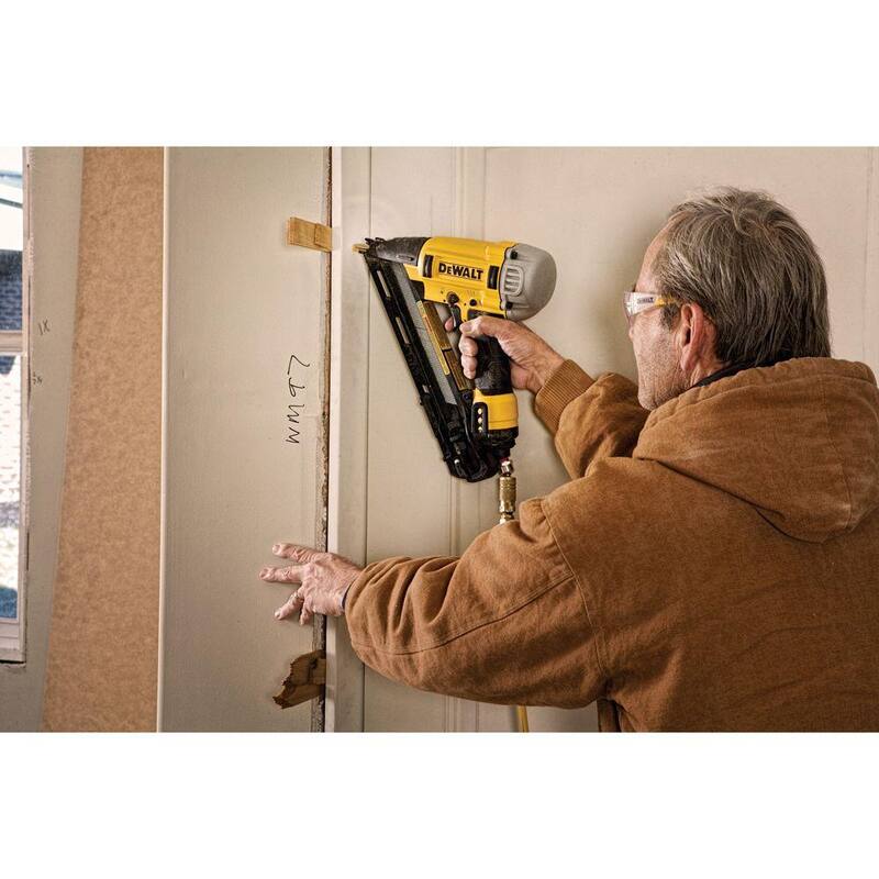 Clavadora neumática DWFP72155 de calibre 15 de DEWALT
