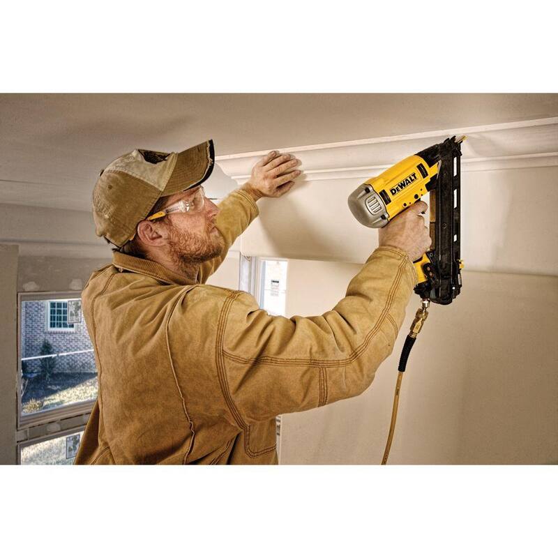 Clavadora neumática DWFP72155 de calibre 15 de DEWALT