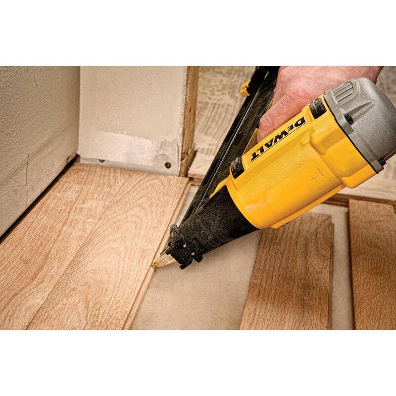 Clavadora neumática DWFP72155 de calibre 15 de DEWALT