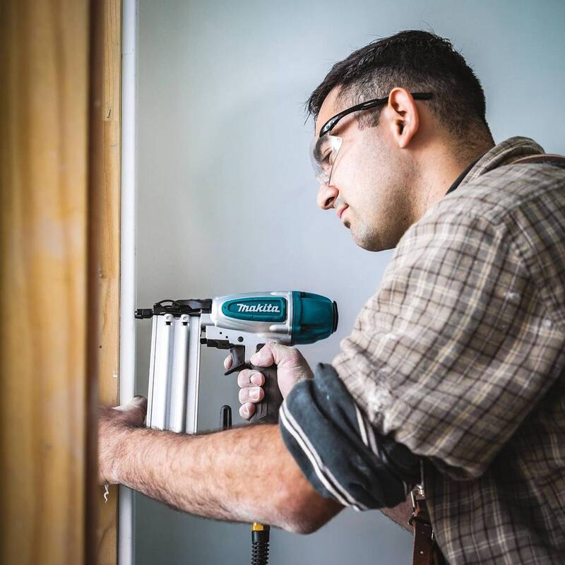 Makita Clavadora neumática de calibre 18 de 2 pulgadas - AF506