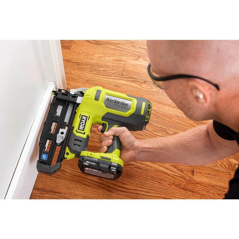 Clavadora inalámbrica RYOBI ONE+ 18V calibre 16 con batería de 1.5 Ah y cargador - P326KN