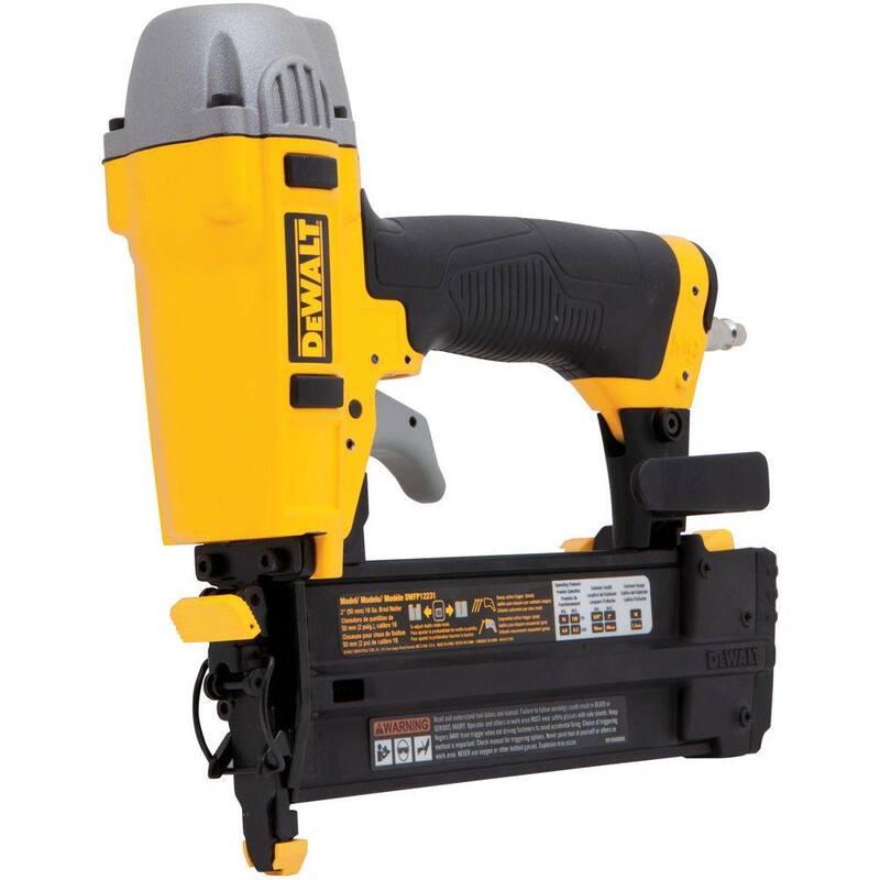 DEWALT Clavadora neumática de 18 calibres de 2 pulgadas con estuche de transporte - DWFP12231