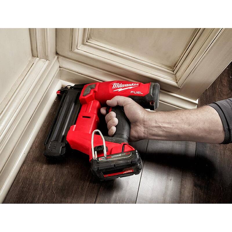 Milwaukee M18 FUEL 18-Volt Lithium-Ion Brushless Cordless Gen II 18-Gauge Brad Nailer & M18 18-Volt 2.0 Ah Compact Battery - 2746-20-48-11-1820

Clavadora inalámbrica Milwaukee M18 FUEL de 18 voltios de iones de litio sin escobillas de 18 gaúges Gen II y batería compacta M18 de 18 voltios y 2.0 Ah - 2746-20-48-11-1820