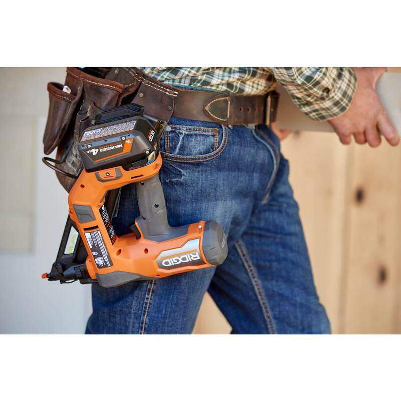Pistola de clavos angular inalámbrica sin escobillas RIDGID de 18V para clavos de acabado de calibre 15 con batería de salida máxima de 2.0Ah y cargador - R09899K