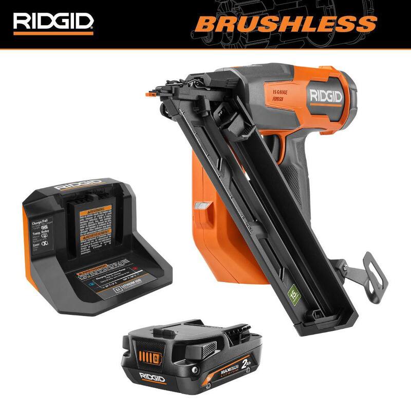 Pistola de clavos angular inalámbrica sin escobillas RIDGID de 18V para clavos de acabado de calibre 15 con batería de salida máxima de 2.0Ah y cargador - R09899K