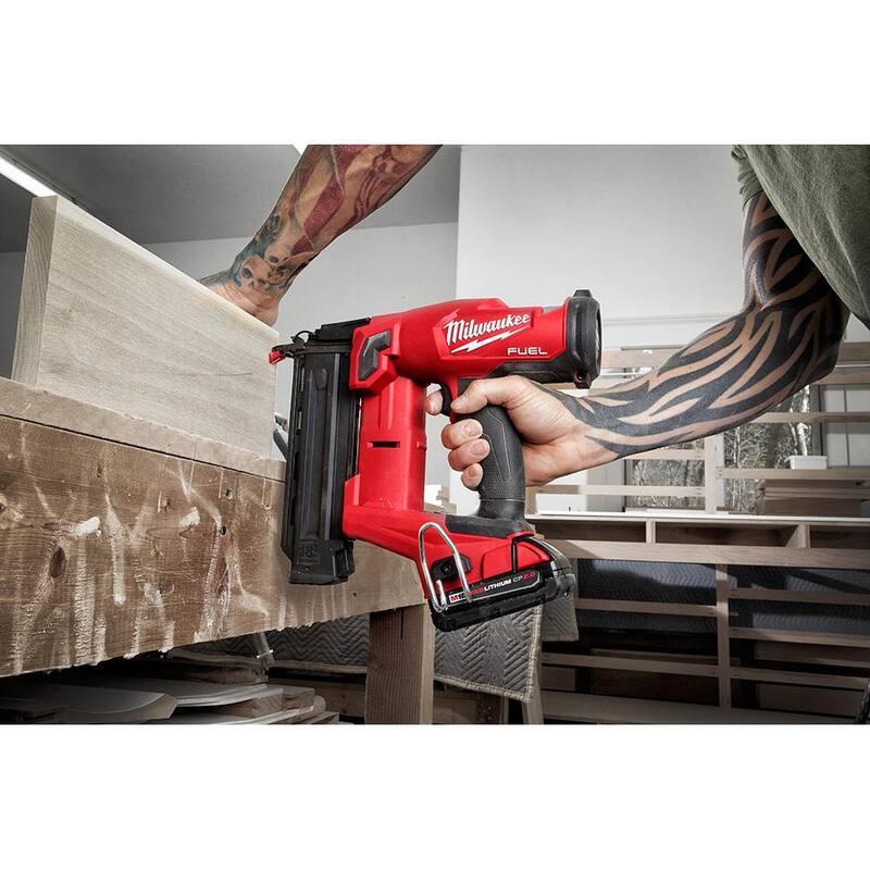 Clavadora inalámbrica Milwaukee M18 FUEL de 18 voltios, calibre 18, de iones de litio sin escobillas Gen II y anteojos de seguridad de alto rendimiento transparentes - 2746-20-48-73-2020
