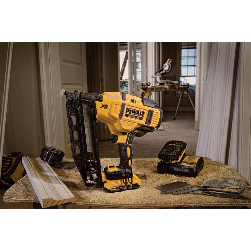DEWALT 20V MAX XR Lithium-Ion 16-Gauge Electric Cordless Angled Finishing Nailer con (2) paquetes de baterías compactas de 2.0Ah - DCN660BW203-2