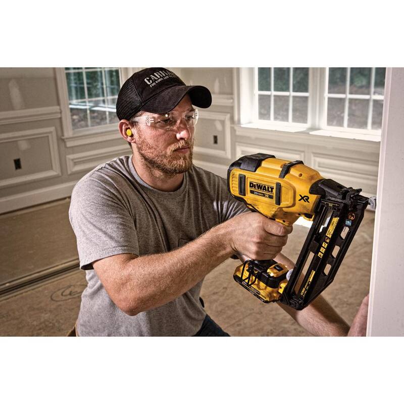 DEWALT 20V MAX XR Lithium-Ion 16-Gauge Electric Cordless Angled Finishing Nailer con (2) paquetes de baterías compactas de 2.0Ah - DCN660BW203-2