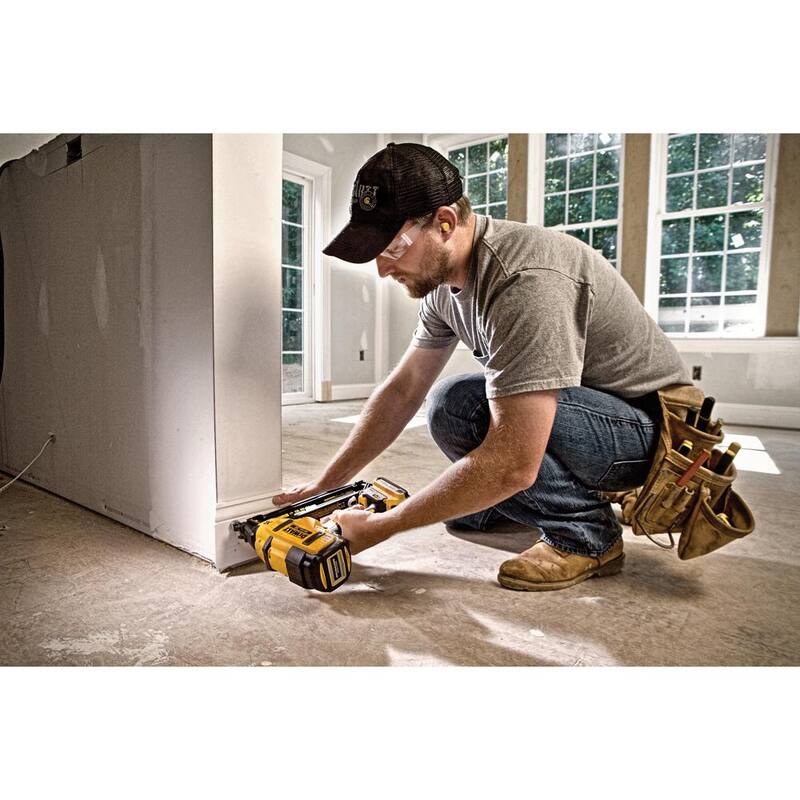 DEWALT 20V MAX XR Lithium-Ion 16-Gauge Electric Cordless Angled Finishing Nailer con (2) paquetes de baterías compactas de 2.0Ah - DCN660BW203-2