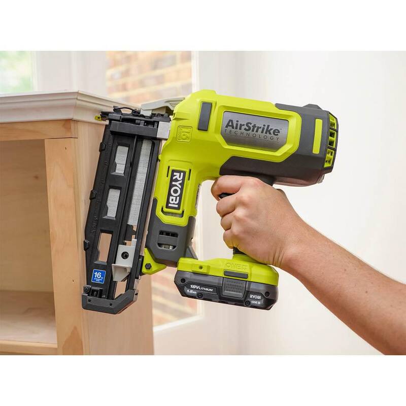 RYOBI ONE+ 18V Clavadora inalámbrica de acabado recto de calibre 16 y kit de inicio de batería compacta de 2.0 Ah - P326-PSK005