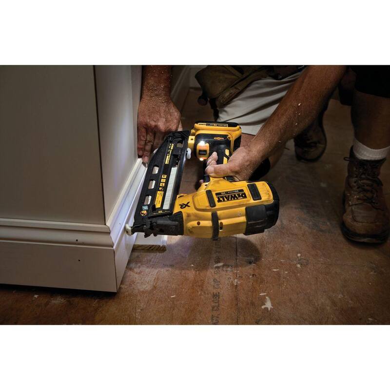 DEWALT 20V MAX XR Clavadora Angular Inalámbrica de Acabado de Calibre 16 con Batería Compacta 4.0Ah 20V MAX - DCN660BWDCB240