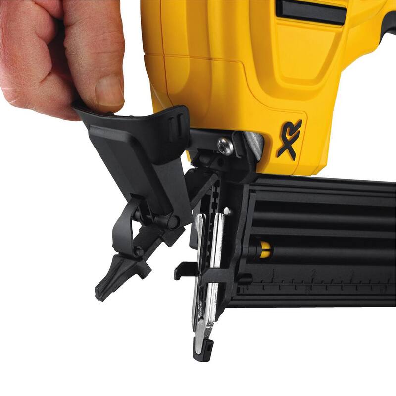 Kit de clavadora inalámbrica DEWALT 20V MAX XR de iones de litio de 18 calibres, (2) baterías de 2.0Ah, cargador y bolsa - DCN680D1wDCB203