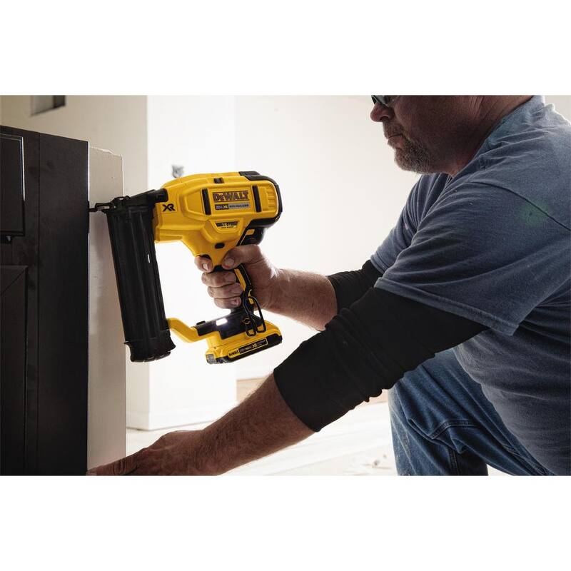 Kit de clavadora inalámbrica DEWALT 20V MAX XR de iones de litio de 18 calibres, (2) baterías de 2.0Ah, cargador y bolsa - DCN680D1wDCB203