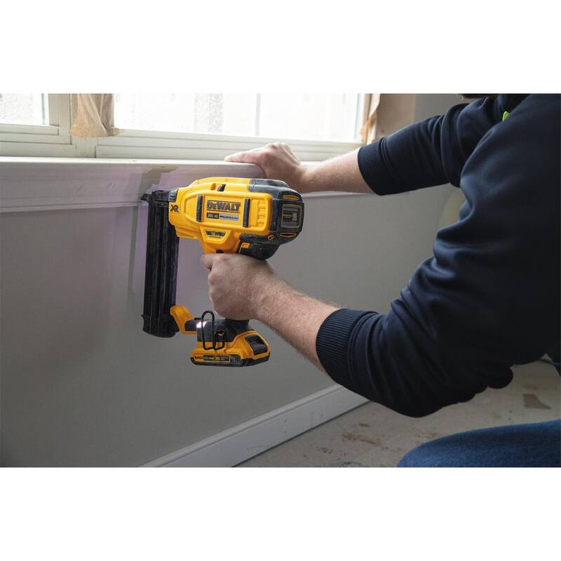 DEWALT 20V MAX XR Novillo eléctrico inalámbrico de 18 galgas con baterías de 2.0Ah, cargador y bolsa - DCN680D1DCB203