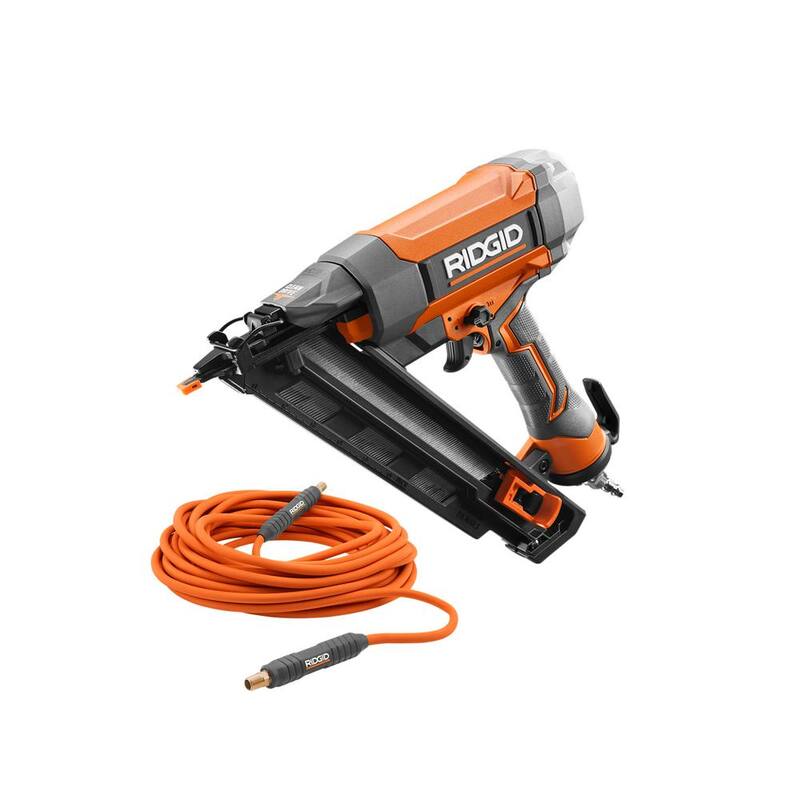 Clavadora neumática de acabado angulado de calibre 15 de 2-1/2 pulg. RIDGID con manguera de aire plana de 1/4 de pulg. y 50 pies - R250AFF-R5025LF