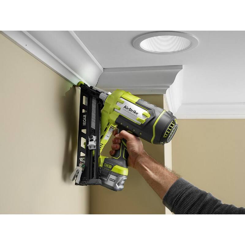 RYOBI ONE+ 18V Clavadora angular inalámbrica AirStrike de calibre 15 con muestras de clavos y batería de iones de litio de 2.0 Ah - P330-PBP006