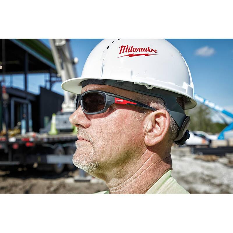 Pistola de clavos inalámbrica Milwaukee M18 FUEL de 18 voltios, calibre 18, sin escobillas y con ion de litio Gen II, y lentes de seguridad de alto desempeño con tinte - 2746-20-48-73-2025.