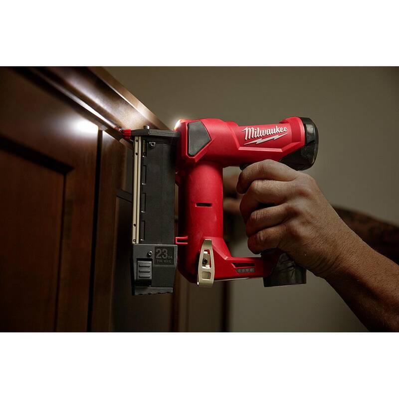 Clavadora de acabado recto de calibre 16 Milwaukee M18 FUEL de 18V Gen ll y clavadora inalámbrica de clavos de 23GA de 12V M12 con batería de iones de litio - 3020-20–2540-20