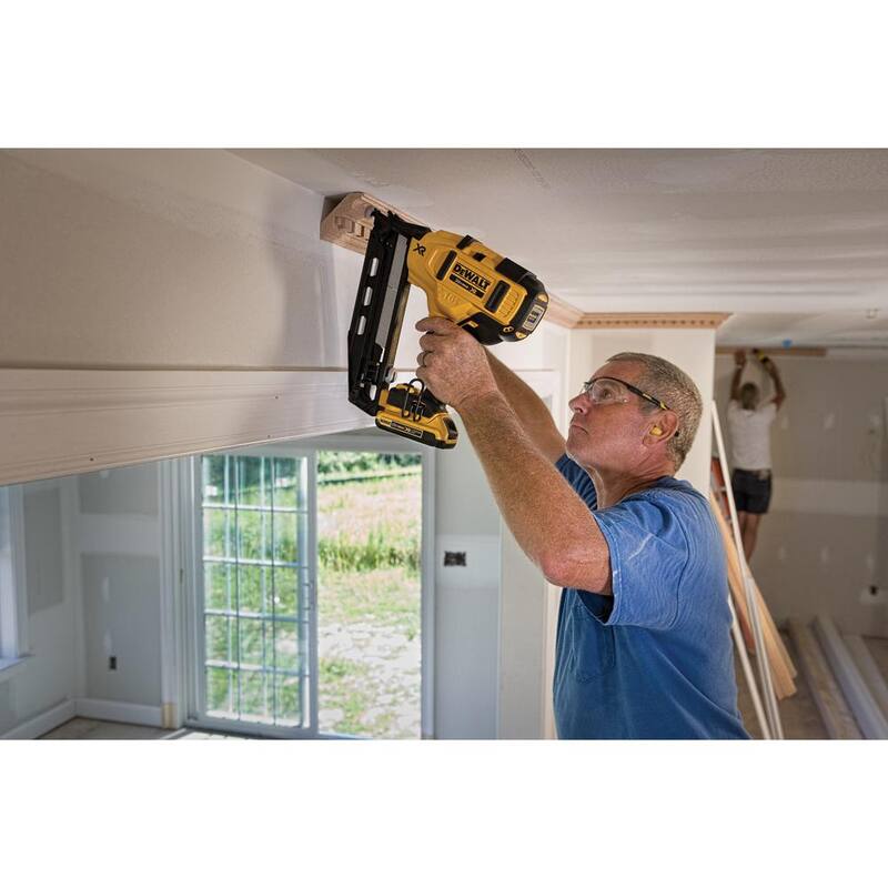 DEWALT 20V MAX XR Kit de clavadora angular sin cable de 16 calibres de iones de litio y clavadora de brads de 18 calibres - DCN660D1w/DCN680B