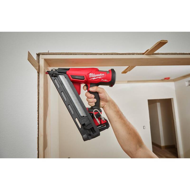 Clavadora angular inalámbrica Milwaukee M18 FUEL de 18 voltios con batería de iones de litio sin escobillas de 15 calibres Gen II y lijadora orbital aleatoria - 2839-20-2648-20