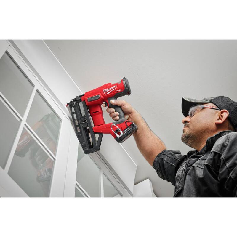 Milwaukee M18 FUEL 18V Gen ll Clavadora de acabado recto de calibre 16 y M18 18V paquete de batería de iones de litio REDLITHIUM FORGE 6.0 Ah - 3020-20–48-11-1861