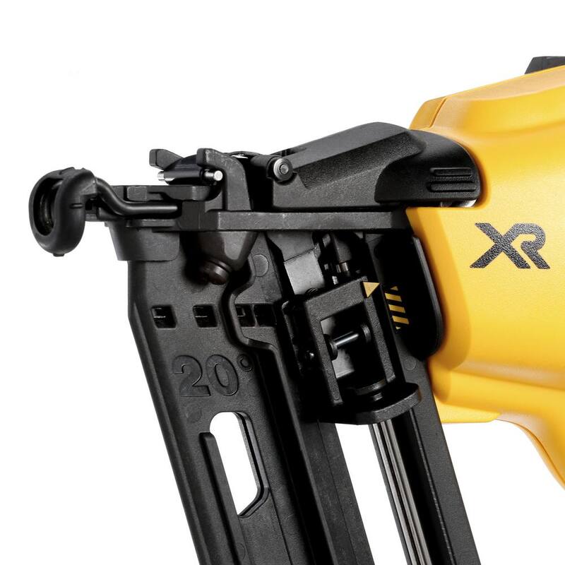 DEWALT 20V MAX XR Lithium-Ion 16-Gauge Cordless Angled Finish Nailer Kit con (2) Paquetes de baterías de 2.0Ah, Cargador y Bolsa - DCN660D1wDCB203