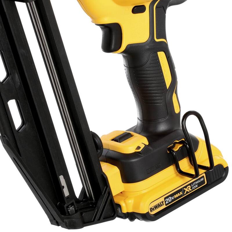 DEWALT 20V MAX XR Lithium-Ion 16-Gauge Cordless Angled Finish Nailer Kit con (2) Paquetes de baterías de 2.0Ah, Cargador y Bolsa - DCN660D1wDCB203