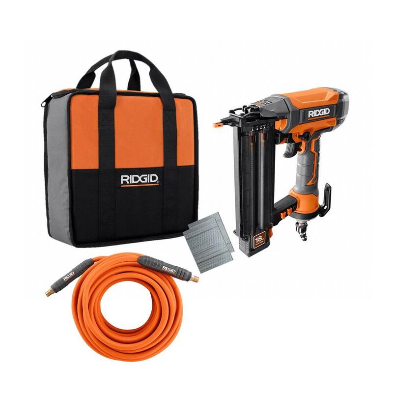 Clavadora neumática de calibre 18 de 2-1/8 pulg. RIDGID con tecnología CLEAN DRIVE, y bolsa para herramientas, con manguera de aire plana de 1/4 pulg. y 50 ft. - R213BNF-R5025LF