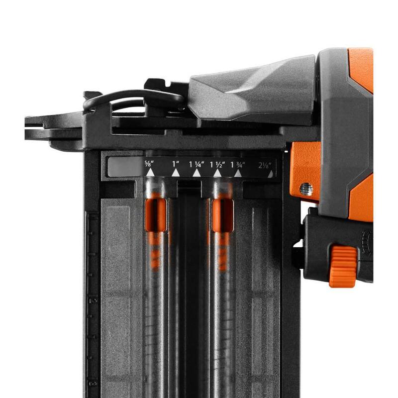 Clavadora neumática de calibre 18 de 2-1/8 pulg. RIDGID con tecnología CLEAN DRIVE, y bolsa para herramientas, con manguera de aire plana de 1/4 pulg. y 50 ft. - R213BNF-R5025LF