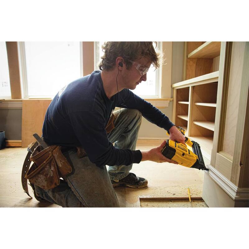 Kit de clavadora inalámbrica DEWALT 20V MAX XR de litio de 18 calibres, 1/4 de pulgada de impacto, (1) batería de 2.0 Ah y cargador - DCN680D1 con DCF885B.