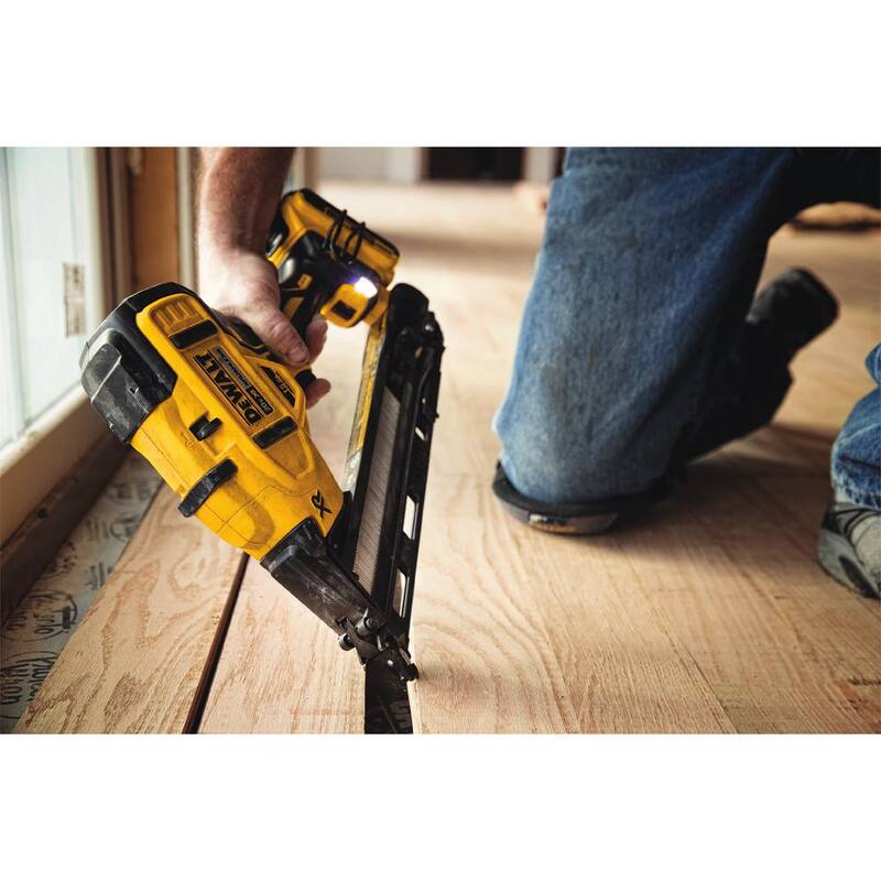 Clavadora inalámbrica DEWALT 20V MAX XR de 15 gauges con baterías de 2.0Ah, cargador y estuche - DCN650D1 con DCB203