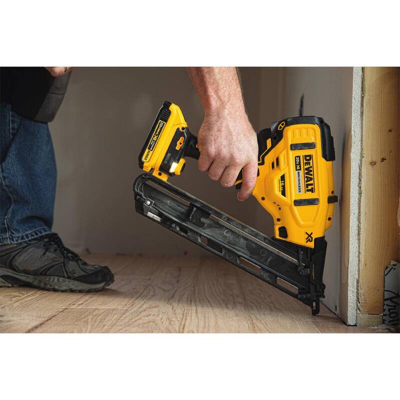 Clavadora inalámbrica DEWALT 20V MAX XR de 15 gauges con baterías de 2.0Ah, cargador y estuche - DCN650D1 con DCB203