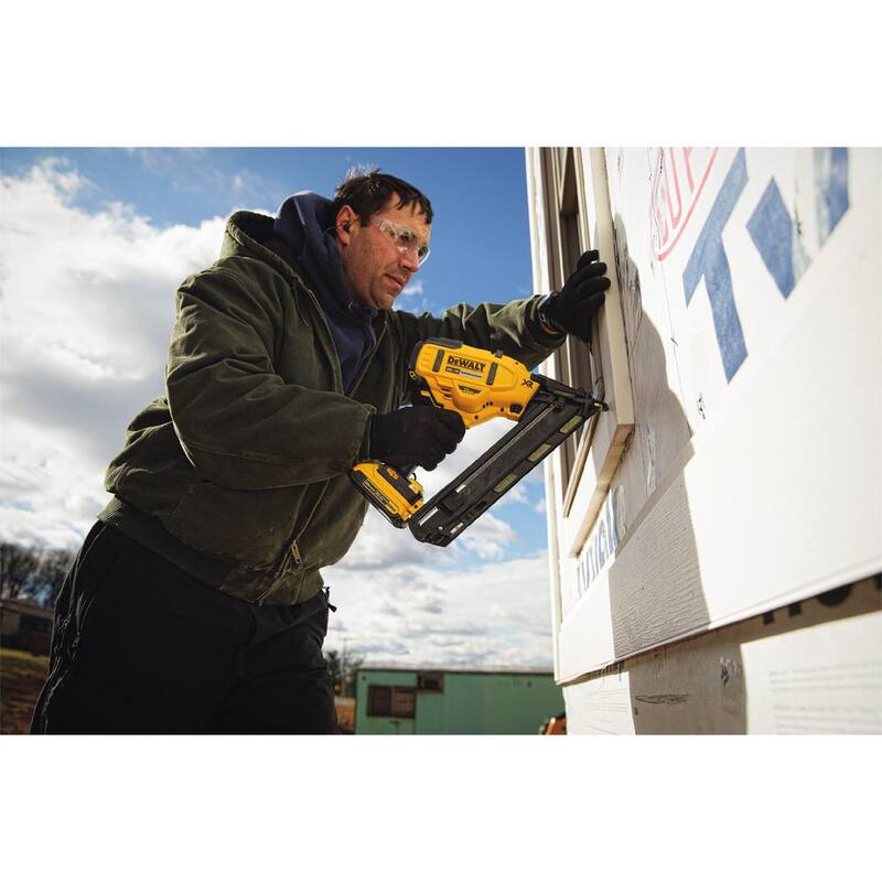 Clavadora inalámbrica DEWALT 20V MAX XR de 15 gauges con baterías de 2.0Ah, cargador y estuche - DCN650D1 con DCB203