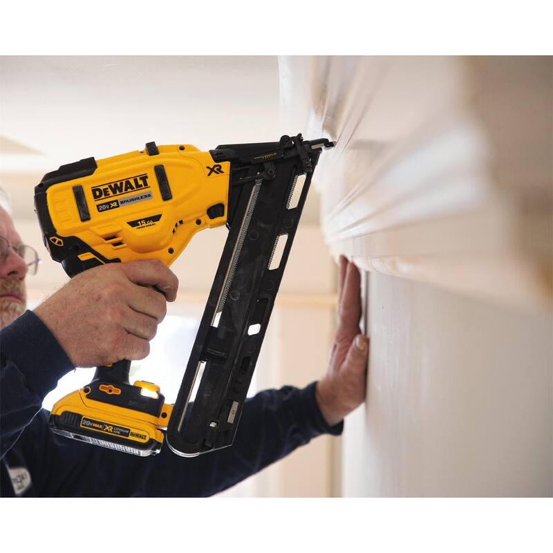 Clavadora inalámbrica DEWALT 20V MAX XR de 15 gauges con baterías de 2.0Ah, cargador y estuche - DCN650D1 con DCB203