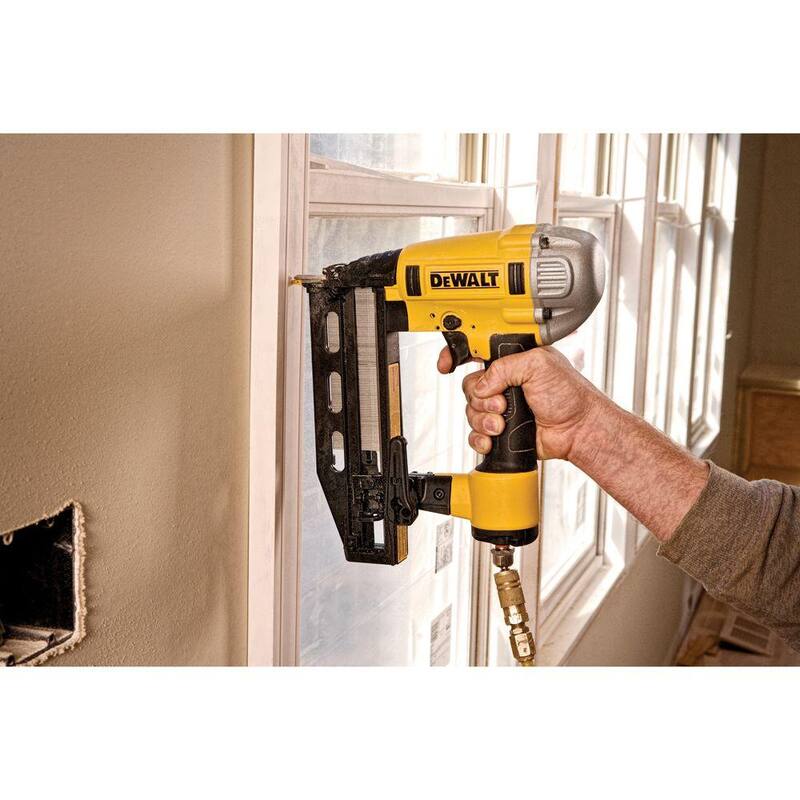 DEWALT Clavadora neumática de calibre 16 de 2-1/2 pulg. y clavos rectos de 2 pulg. x calibre 16 (2500 por caja) - DWFP71917W16200