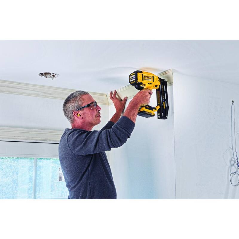 Grampadora de acabado inalámbrica DEWALT 20V MAX de iones de litio XR de calibre 16 con batería de iones de litio compacta máxima de 2.0Ah de 20V - DCN662BW203