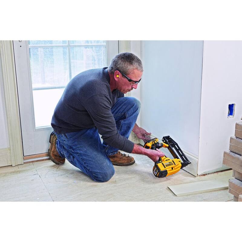 Grampadora de acabado inalámbrica DEWALT 20V MAX de iones de litio XR de calibre 16 con batería de iones de litio compacta máxima de 2.0Ah de 20V - DCN662BW203