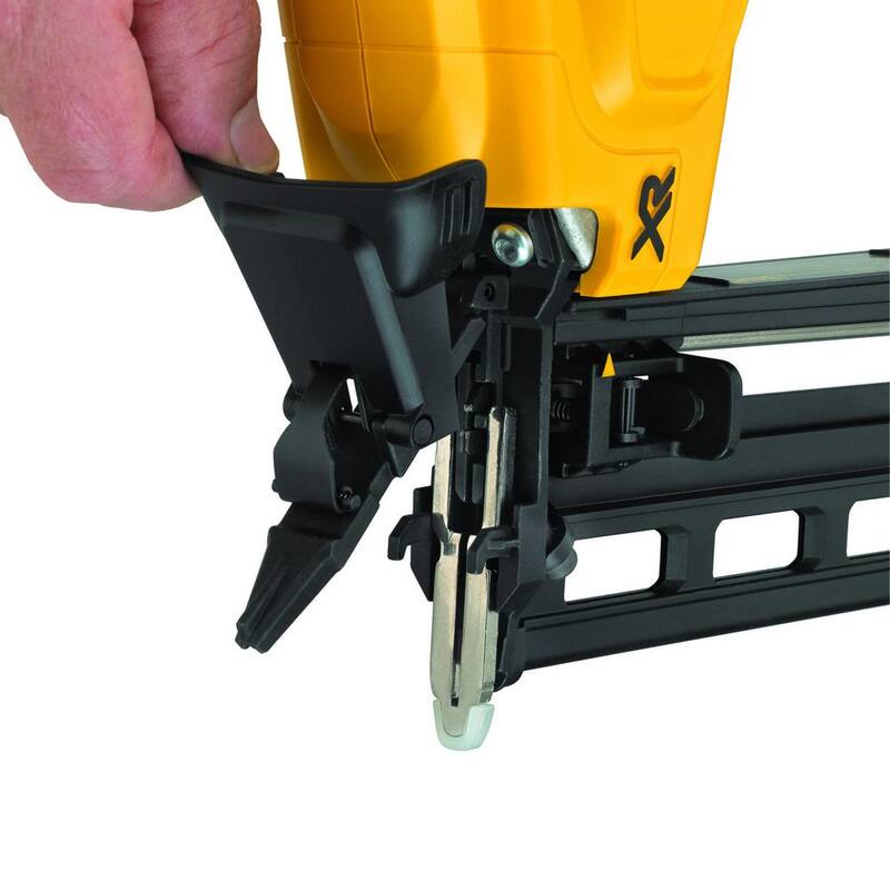 Grampadora de acabado inalámbrica DEWALT 20V MAX de iones de litio XR de calibre 16 con batería de iones de litio compacta máxima de 2.0Ah de 20V - DCN662BW203