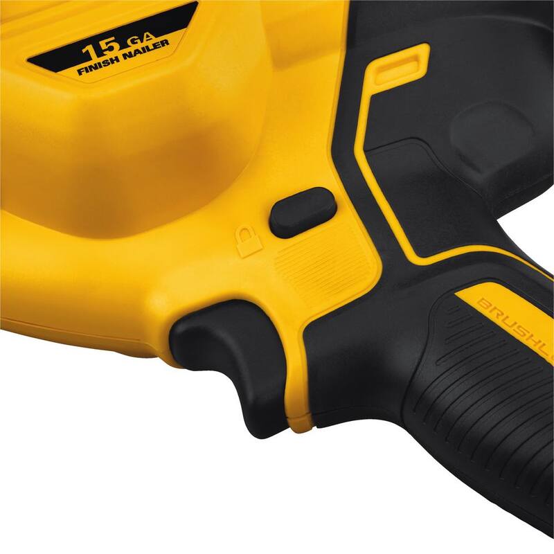 Clavadora angular sin cable DEWALT 20V MAX XR de 15 calibres con batería de litio ion de (2) 2.0Ah - DCN650B203