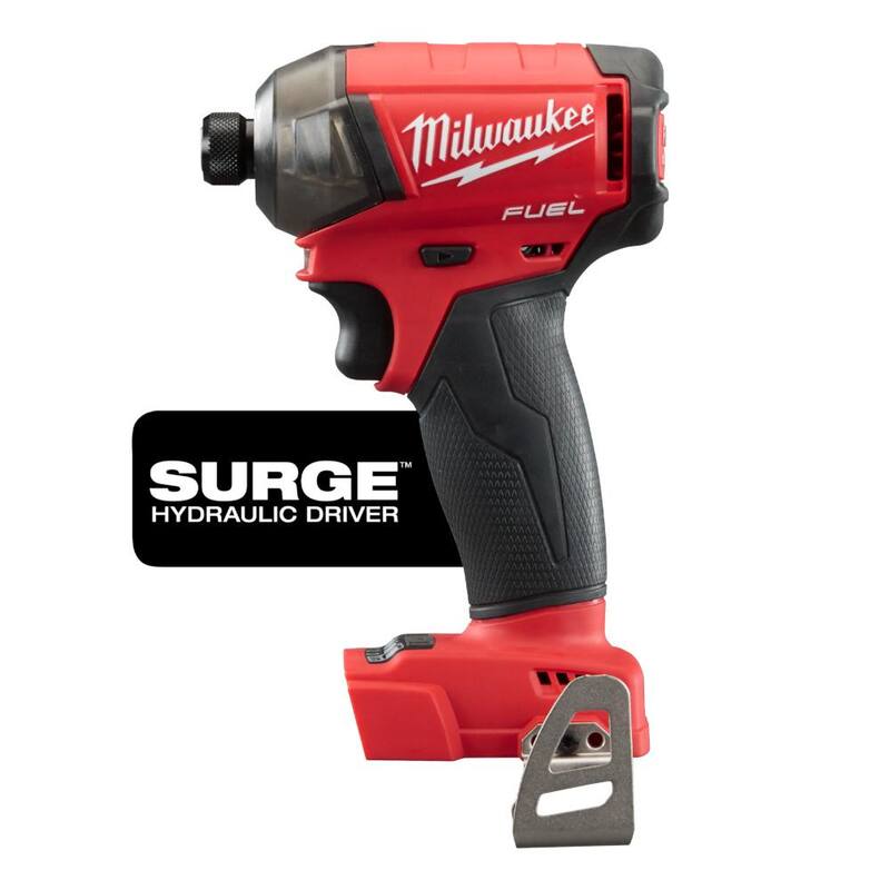 Clavadora de brads inalámbrica sin escobillas Milwaukee M18 FUEL de 18 voltios de litio-ion de 18 calibres Gen II con kit de batería M18 SURGE de 1/4 de pulgada y 8.0 Ah - 2746-20-2760-20-48-59-1880