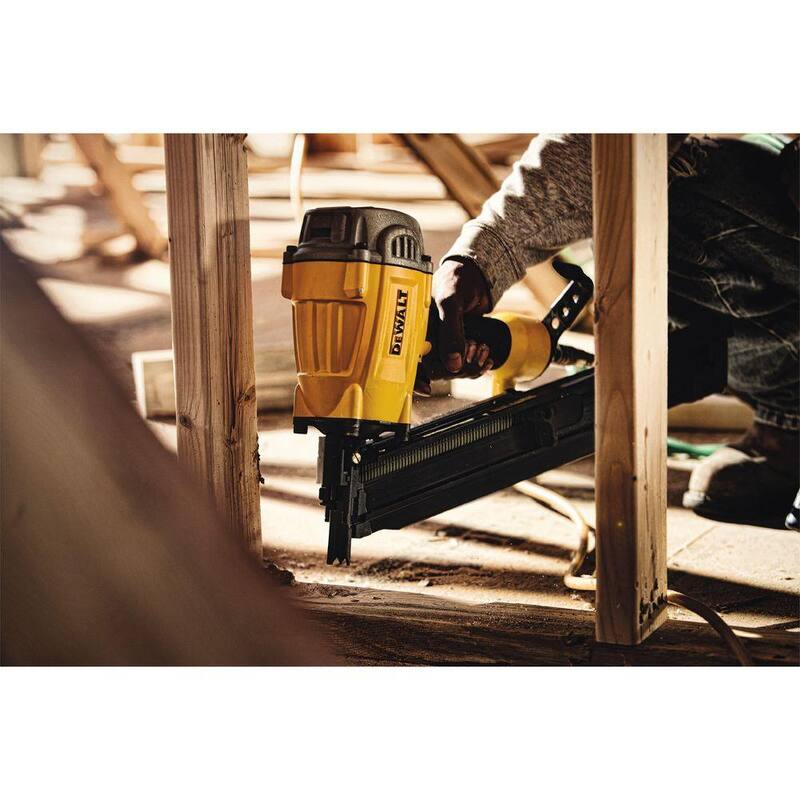 Clavadora para armazones con cable de 28 grados DEWALT - DWF83WW