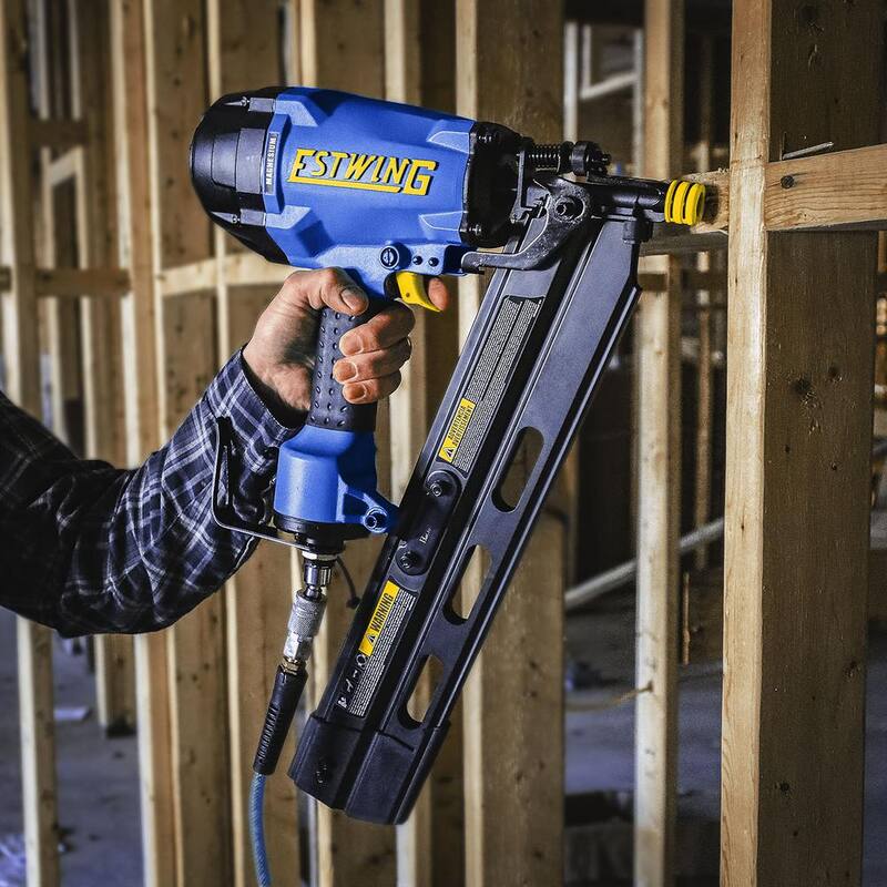 Clavadora para armazón neumática de 21 grados 3-1/2 pulgadas Estwing con gancho de cinturón metálico ajustable, conexión giratoria de 1/4 de pulgada NPT y bolsa - EFR2190.