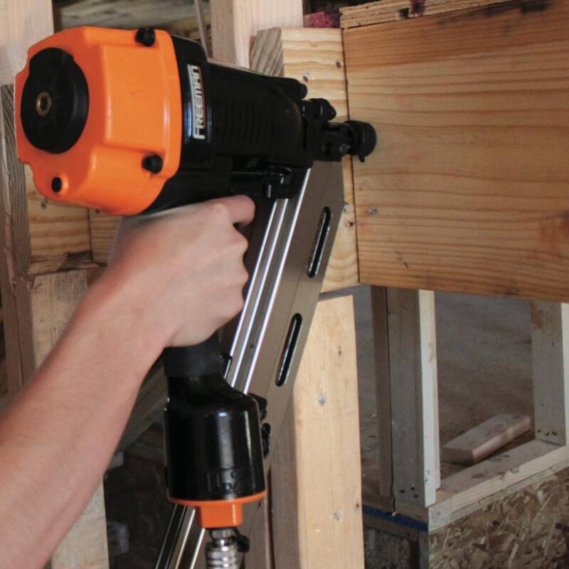 Freeman Pneumatic 3-1/2 in. 21-Degree Framing Nailer con Estuche de Almacenamiento y Kit de Pneumatic 2-1/2 in. 15-Degree Coil Siding Nailer - PFR21CN65