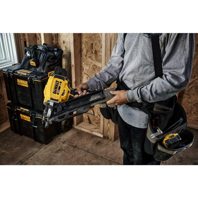 Kit de clavadora eléctrica inalámbrica DEWALT 20V 30° y clavos colados de 3-1/4 pulgadas x 0.131 pulgadas (2500 piezas) con batería de 5Ah y cargador - DCN930P1WD131FH