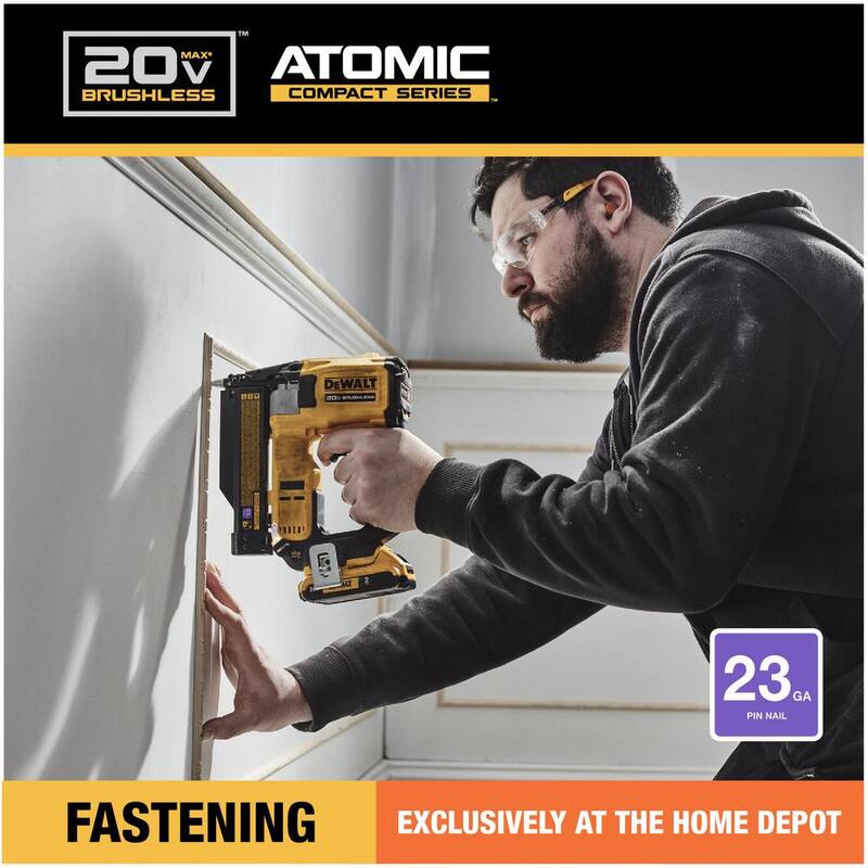 DEWALT ATOMIC 20V MAX Clavadora de chapa de 23 calibres inalámbrica de iones de litio con batería de 2.0Ah y cargador - DCN623D1