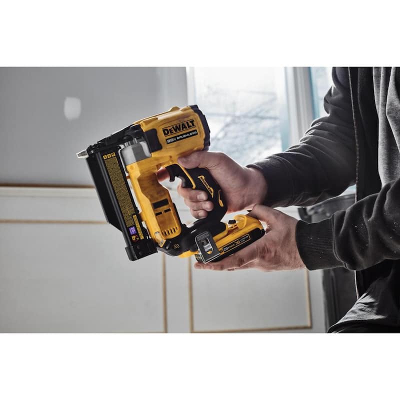 DEWALT ATOMIC 20V MAX Clavadora de chapa de 23 calibres inalámbrica de iones de litio con batería de 2.0Ah y cargador - DCN623D1