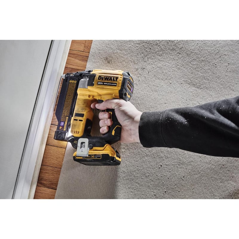 DEWALT ATOMIC 20V MAX Clavadora de chapa de 23 calibres inalámbrica de iones de litio con batería de 2.0Ah y cargador - DCN623D1