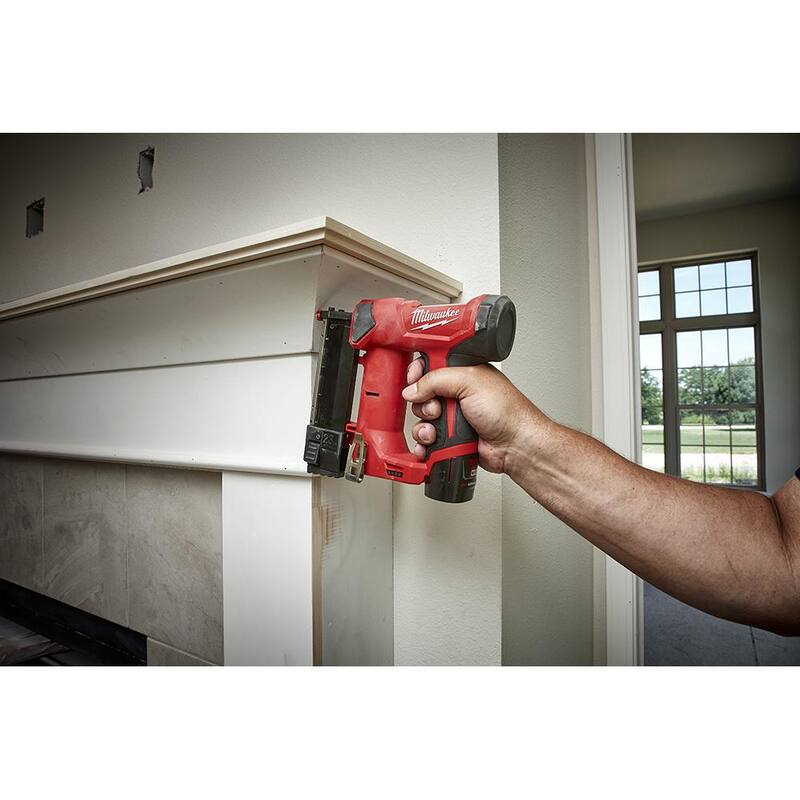 Clavadora inalámbrica Milwaukee M12 12V 23GA con kit de destornillador hexagonal M12 12V 1/4 pulgadas con 2 baterías de 1.5Ah, cargador y bolso de herramientas - 2540-20-2401-22