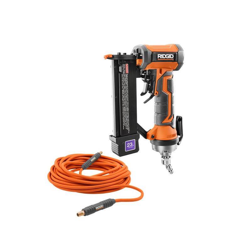 Clavadora neumática de calibre 23 de 1-3/8 pulg. sin cabeza de RIDGID con bloqueo de disparo en seco y manguera de aire plana de 1/4 pulg. x 50 pies - R138HPF-R5025LF