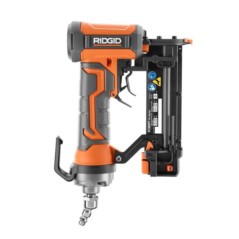 Clavadora neumática de calibre 23 de 1-3/8 pulg. sin cabeza de RIDGID con bloqueo de disparo en seco y manguera de aire plana de 1/4 pulg. x 50 pies - R138HPF-R5025LF